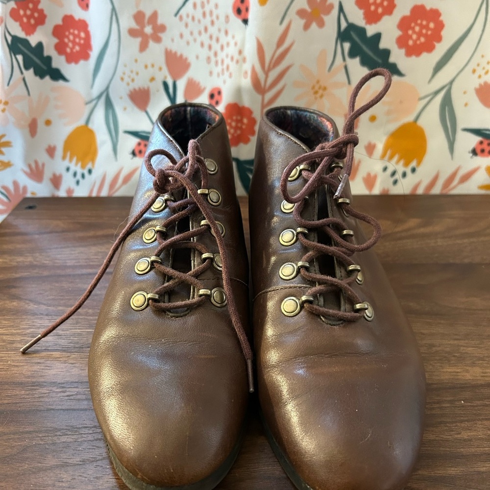 G.H. Bass Women’s Leather Lace Up Brown Ankle Boots Brass Details Size 8.5